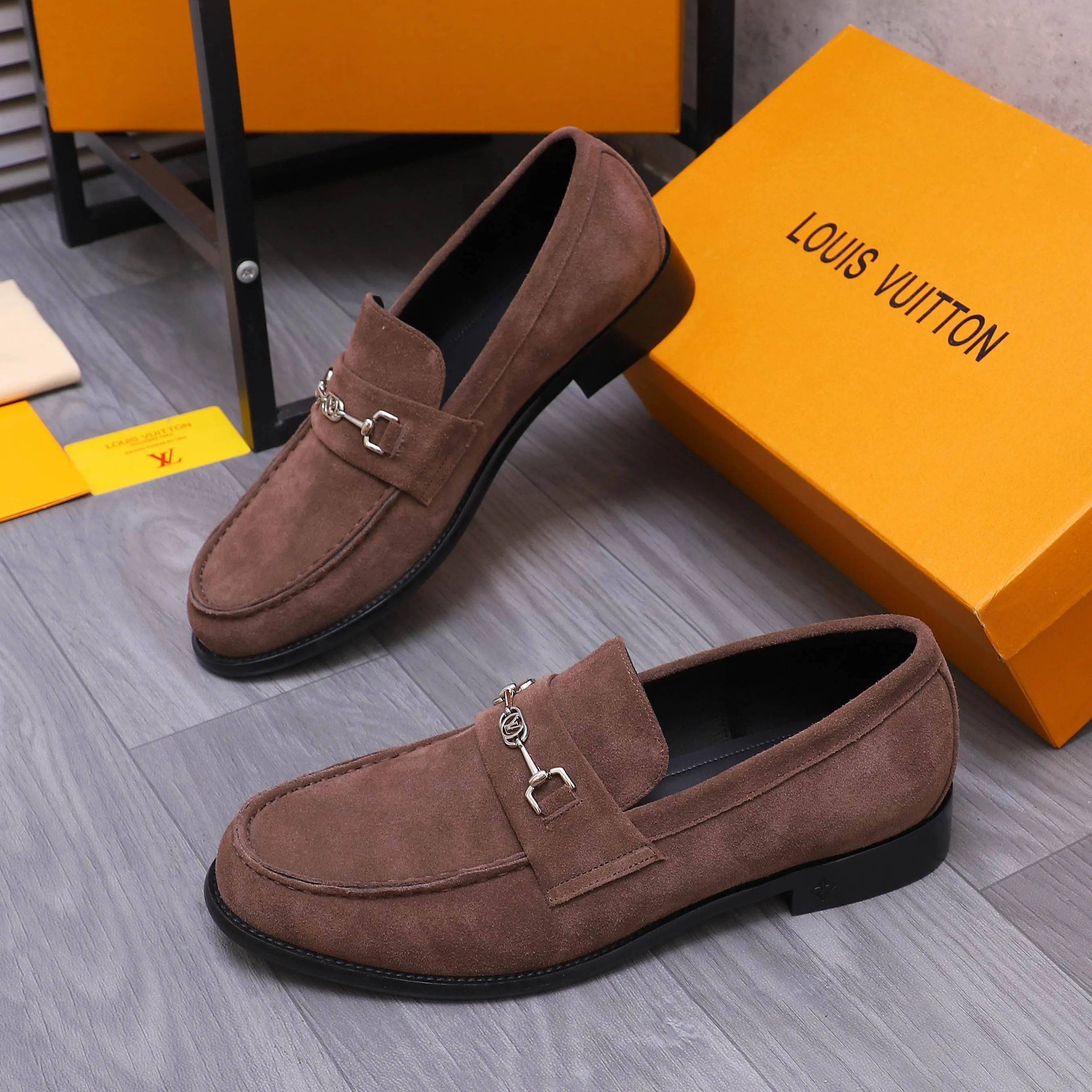 Men's shoes 💰660 Product trademark: LV [Louis Vuitton] business casual slip-on leather shoes, regular size. Size: 39-44 (38.45 custom-made, non-refundable) Product materials: Selected frosted cowhide upper, cowhide lining, original outsole